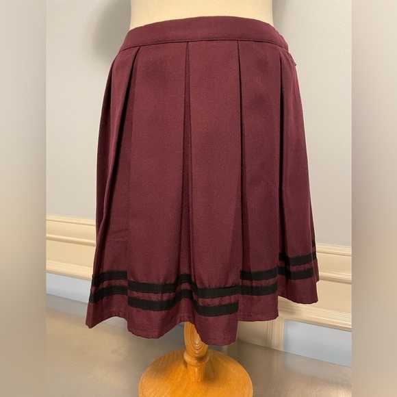 Hot Topic - Burgundy With Black Stripe Pleated Skirt - Picture 2 of 6